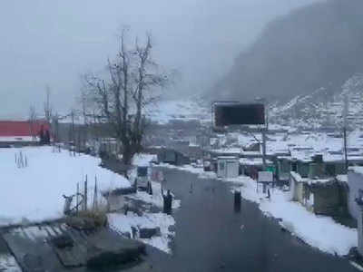 गुलमर्ग और लाहौल-स्पीती में ताजा बर्फबारी से मौसम सर्द, कश्मीर के मैदानी इलाकों में बरसे बादल