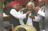 मुलायम सिंह यादव ने 81वें जन्मदिन पर काटा 81 किलो का लड्डू, देखे तस्वीरें