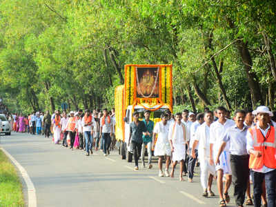 ಚಿತ್ರಗಳಲ್ಲಿ : ಧರ್ಮಸ್ಥಳ ಲಕ್ಷ ದೀಪೋತ್ಸವ ಸಂಭ್ರಮ, ಉಜಿರೆಯಿಂದ ಧರ್ಮಸ್ಥಳಕ್ಕೆ 9 ಕಿ.ಮೀ. ಪಾದಯಾತ್ರೆ