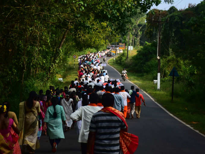 ಪಾದಯಾತ್ರಿಗಳ ಮೆರವಣಿಗೆ ಸಾಲು