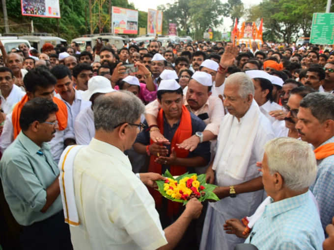 ಪಾದಯಾತ್ರಿಗಳನ್ನು  ಬರಮಾಡಿಕೊಳ್ಳುತ್ತಿರುವ ಡಿ.ಹರ್ಷೇಂದ್ರ ಕುಮಾರ್‌