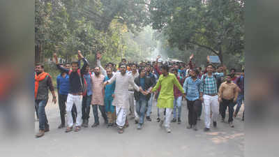 बीएचयू में धरना खत्म हुआ लेकिन जारी है प्रफेसर फिरोज का विरोध और समर्थन