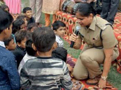 बच्चों को बता रही पुलिस दीदी, कैसे समझें आस-पास कौन कर रहा है ‘गंदी बात’