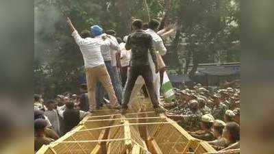 महाराष्ट्र का सियासी ड्रामा, दिल्ली की सड़कों पर उतरे कांग्रेस के कार्यकर्ता