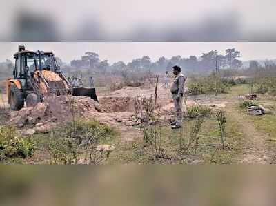 রাস্তা-পুকুরে ধসে ত্রাস কুনুসতরিয়ার এগারায়