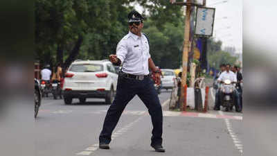 इंदौर: ड्यूटी विद डांस वाले ट्रैफिक कॉप रंजीत सिंह ने बीच सड़क ऑटो ड्राइवर को पीटा