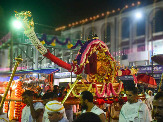 ಸರ್ವ ವಾದ್ಯಘೋಷಗಳೊಂದಿಗೆ ಉತ್ಸವ