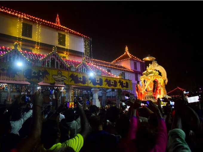 ಸ್ವರ್ಣ ಪಲ್ಲಕ್ಕಿಯಲ್ಲಿ ದೇವರ ಉತ್ಸವ