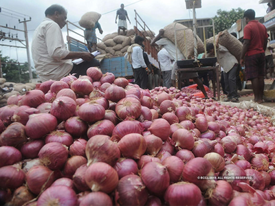 प्याज ने निकाले आंसू, मंडी में बिक रहा 100 रुपये किलो