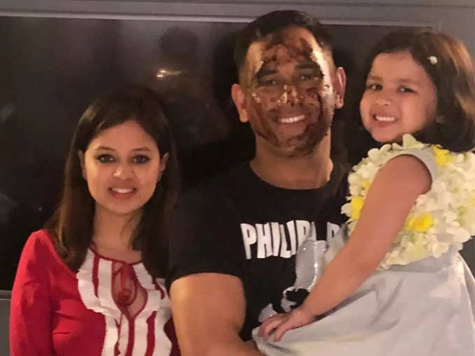 dhoni with family