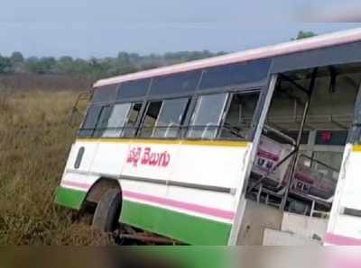 రోడ్డు పక్కకి దూసుకెళ్లిన ఆర్టీసీ బస్సు.. తప్పిన పెను ప్రమాదం