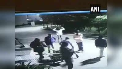 इंदौर में घर के बाहर बैठे गार्ड को गन पॉइंट पर लेकर डाका डाला,  वारदात का सीसीटीवी फुटेज वायरल
