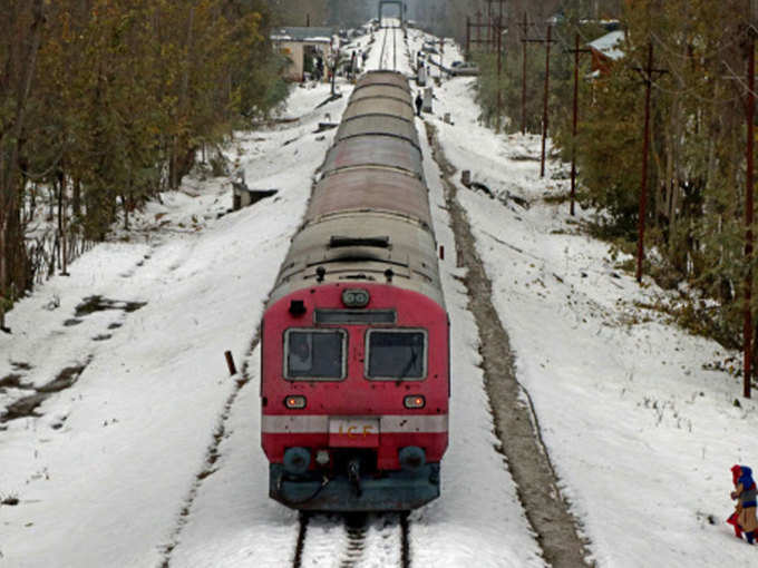 बर्फ के बीच रेलगाड़ी