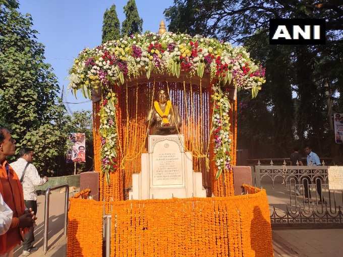 मुंबई: महाराष्ट्र के मुख्यमंत्री के रूप में उद्धव ठाकरे के शपथ ग्रहण से पहले शिवाजी पार्क के बाहर मीना ठाकरे (शिवसेना प्रमुख उद्धव ठाकरे की मां) की प्रतिमा को फूलों से सजाया गया है।