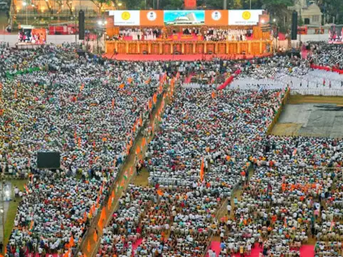 शिवाजी पार्क में शपथ ग्रहण कार्यक्रम में पहुंचे नेता, गणमान्य हस्ती और महाराष्ट्र की जनता