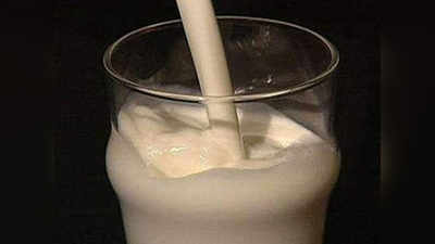 यूपीतल्या शाळेत एक लिटर दूध ८१ मुलांमध्ये वाटलं