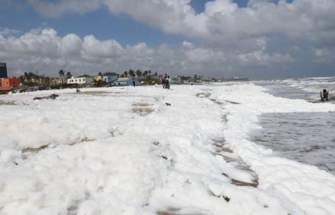 கடற்கரை முழுவதும் நுரை