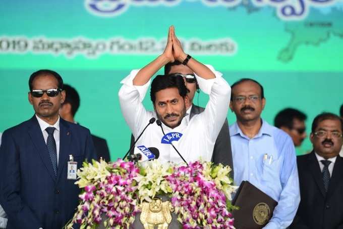 ఫించన్ల పెంపు ఫైలుపై తొలి సంతకం