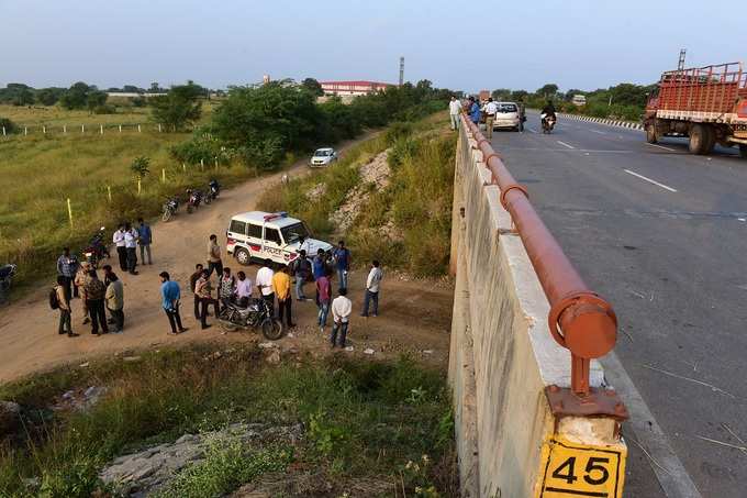 మద్యం తాగుతూ ఎలా చేయాలనే చర్చ..