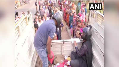 पटना: लोगों के गुस्से का डर, हेल्मेट पहनकर प्याज बेच रहे कर्मचारी