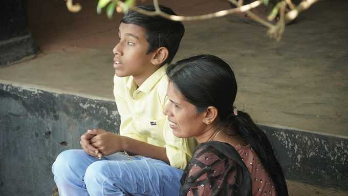 ​അന്ധതയെ തോൽപിച്ച് മിമിക്രി വേദി കീഴടക്കി അഭിഷേക്