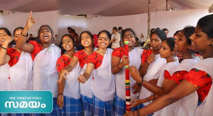 ​കരിവളയും കറുത്ത പൊട്ടും അണിഞ്ഞെത്തിയ വഞ്ചിപ്പാട്ടുകാർ