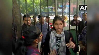 दिल्ली महिला आयोग ने प्रदर्शनकारी महिला से कथित दुर्व्यवहार के लिए दिल्ली पुलिस को भेजा नोटिस