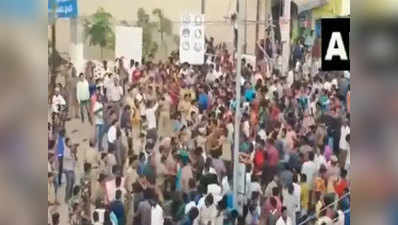 हैदराबाद बलात्कार: जमावाचा पोलीस स्टेशनला घेराव; चप्पल फेकून मारल्या