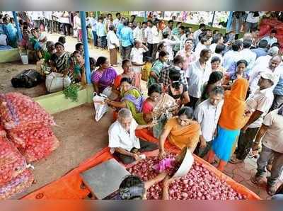 ఉల్లి తెచ్చిన కొత్త తంటా.. బారులుదీరుతున్న జనాలు.. రైతు బజార్లలో తోపులాటలు