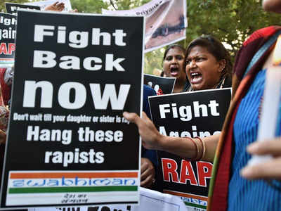 हैदराबाद: रेप पीड़िता के परिवार से मिलने आने वालों को लोगों ने लौटाया, बोले- मीडिया और नेता नहीं, न्याय चाहिए