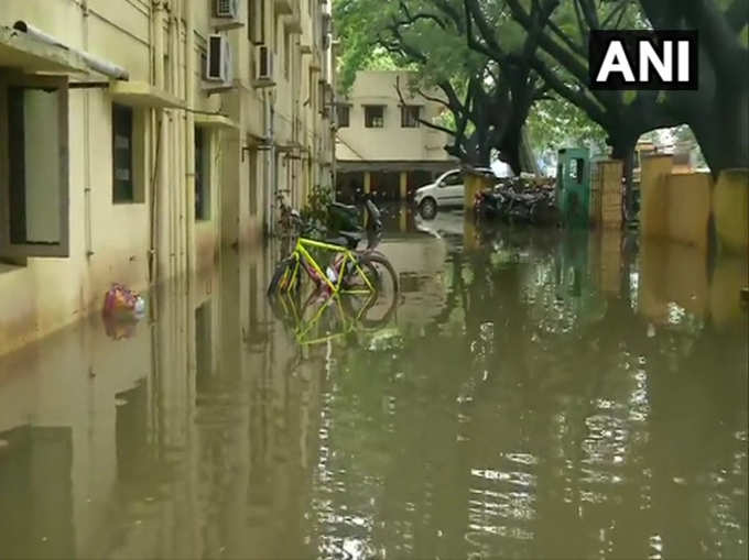 बारिश के चलते कई इलाकों में भर गया है पानी