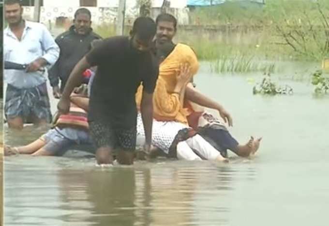 மழை நீரால் முடங்கிய முடிச்சூர்...