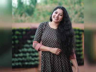 പാ‍ര്‍വതി തിരുവോത്തിൻ്റെ വിവാദ പ്രസ്താവനയോട് വിയോജിപ്പ് രേഖപ്പെടുത്തി നടി അനുമോൾ!