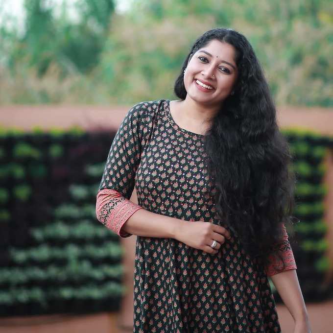 പാ‍ര്‍വതി തിരുവോത്തിൻ്റെ വിവാദ പ്രസ്താവനയോട് വിയോജിപ്പ് രേഖപ്പെടുത്തി നടി അനുമോൾ