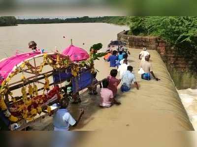 பாதி உடம்பு தண்ணீருக்குள் இருக்க பாடை சுமக்கும் ஊர்... ஆண்டுகளாகத் தொடரும் அவலம்...