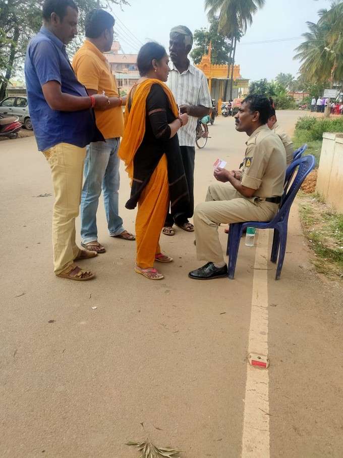 ಅಭ್ಯರ್ಥಿ ಪರ ಪೊಲೀಸರ ಪ್ರಚಾರ