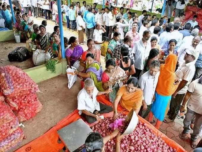 ​రైతుబజార్లలో తోపులాటలు..