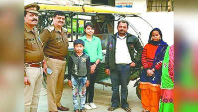 आगरा: पुलिस ने पकड़ा पिता का ई-रिक्शा, बेटी की गुजारिश पर मिठाई खिलाकर छोड़ा