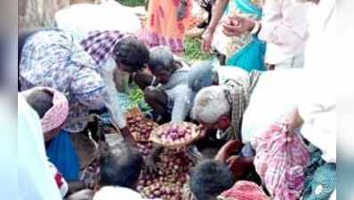 50-60 ರೂ. ಈರುಳ್ಳಿಗೆ ಮುಗಿಬಿದ್ದ ಜನ