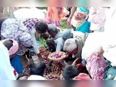 50-60 ರೂ. ಈರುಳ್ಳಿಗೆ ಮುಗಿಬಿದ್ದ ಜನ