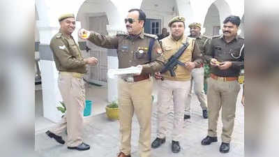 हैदराबाद एनकाउंटर: अलीगढ़ में पुलिस ऑफिसर ने बांटी मिठाई, कहा- बदमाश के मारे जाने पर होती है खुशी
