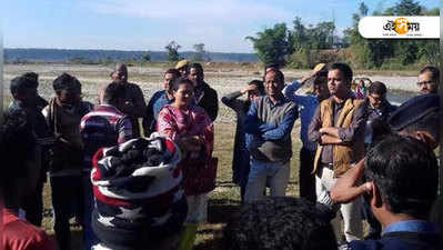 প্রান্তিক মানুষদের সমস্যার কথা শুনতে পায়ে হেঁটে গ্রামে পৌঁছলেন জেলাশাসক