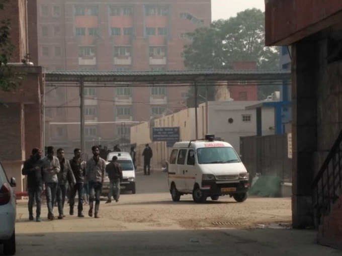 दिल्ली एनएजेपी अस्पताल में आग लगने की घटना में मारे गए लोगों के शवों को ले जाने के लिए पहुंचने लगी है ऐम्बुलेंस।