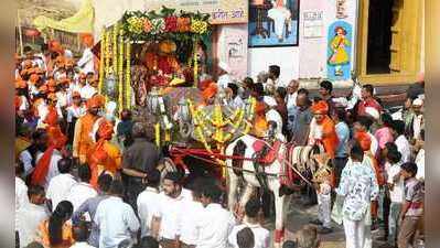 गीता महोत्सव मिरवणुकीवर पुष्पवृष्टी