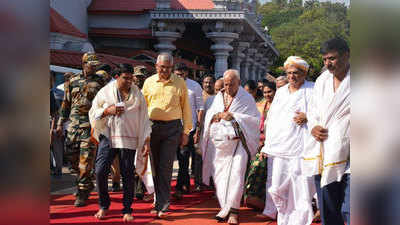 कर्नाटकः उपचुनाव से पहले मंदिर की शरण में नेता, पूजा कर मांगा जीत का आशीर्वाद