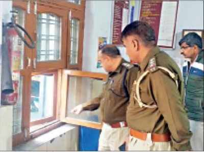 बैंक की खिड़की तोड़कर लाखों रुपये उड़ा ले गए चोर, एक महीने में पांचवी घटना