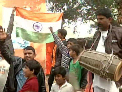 नागरिकता बिल लोकसभा से पास, मजनू का टीला में रह रहे पाक से आए हिंदू शरणार्थियों ने मनाया जश्न