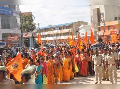 ಹಸಿರು ಸಿರಿಯ ಗಿರಿಯಲ್ಲಿಕೇಸರಿ ರಂಗು