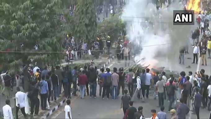 असम के गुवाहाटी में नागरिकता संशोधन विधेयक के खिलाफ विरोध प्रदर्शन कर रहे लोगों ने कई जगहों पर तोड़-फोड़ और आगजनी भी की।