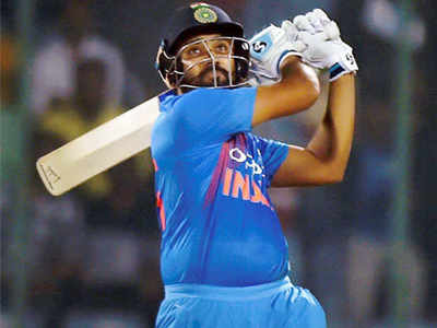 रोहित शर्मा ४०० षटकार लगावणारा पहिला भारतीय क्रिकेटपटू